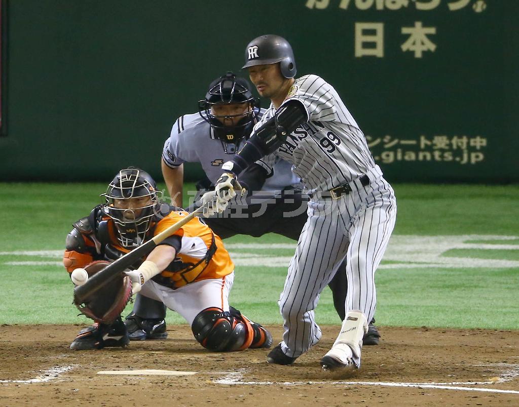 八回、勝ち越し適時打を放つ狩野（かのう）恵輔（右）＝２０１５年７月１２日、東京都文京区・東京ドーム（春名中撮影）