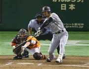 八回、勝ち越し適時打を放つ狩野（かのう）恵輔（右）＝２０１５年７月１２日、東京都文京区・東京ドーム（春名中撮影）