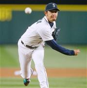 エンゼルス戦に先発し、８回を３安打無失点と好投、今季初勝利を挙げたマリナーズ・岩隈（いわくま）久志＝２０１５年７月１１日、米ワシントン州シアトル（ゲッティ＝共同）