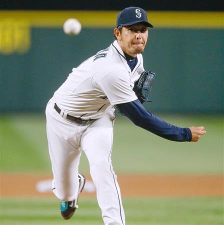 エンゼルス戦に先発し、８回を３安打無失点と好投、今季初勝利を挙げたマリナーズ・岩隈（いわくま）久志＝２０１５年７月１１日、米ワシントン州シアトル（ゲッティ＝共同）