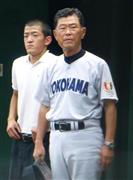 神奈川大会１回戦で勝利した横浜の渡辺元智（もとのり）監督（右）＝２０１５年７月１２日、神奈川県横浜市保土ケ谷区のサーティーフォー保土ケ谷球場（共同）