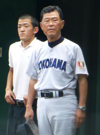 神奈川大会１回戦で勝利した横浜の渡辺元智（もとのり）監督（右）＝２０１５年７月１２日、神奈川県横浜市保土ケ谷区のサーティーフォー保土ケ谷球場（共同）