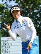 第３ラウンド、８番でパーパットを決め、ガッツポーズの大山志保＝２０１５年７月１１日、米ペンシルベニア州ランカスターのランカスターＣＣ（共同）