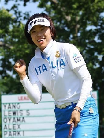 第３ラウンド、８番でパーパットを決め、ガッツポーズの大山志保＝２０１５年７月１１日、米ペンシルベニア州ランカスターのランカスターＣＣ（共同）