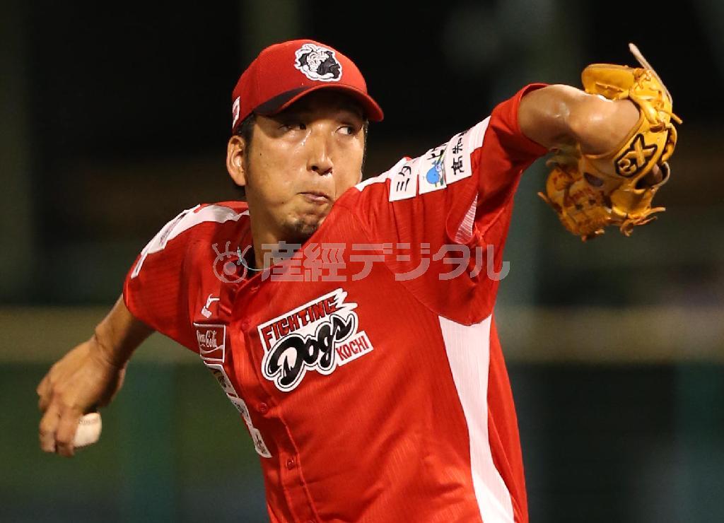 四国アイランドリーグｐｌｕｓの愛媛戦に登板した高知の藤川球児（きゅうじ）投手＝２０１５年６月２７日、高知県高知市の高知球場（彦野公太朗撮影）