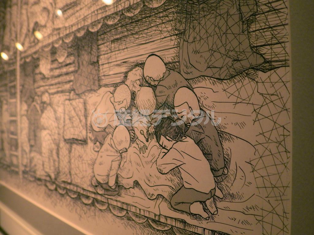 おざわゆき「凍りの掌」原画（部分）。父親のシベリア抑留体験を描く。描き込まれたアナログ原稿の迫力を堪能してほしい。母親の名古屋大空襲の体験を基にした「あとかたの街」の原画も出品。両作は、本年度の日本漫画家協会賞大賞に選ばれた。（Ｃ）おざわゆき／小池書院