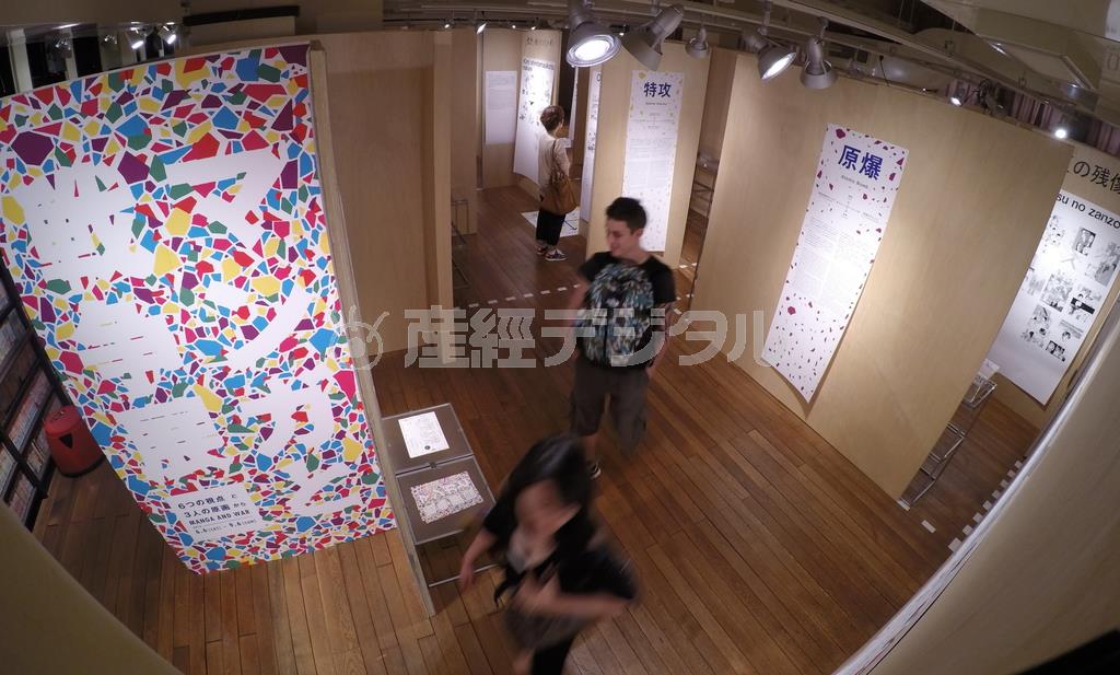 会場は、各コーナーの象限図をそのまま立体にし、それぞれ小さな４つの部屋を持った６つの“家”からなる。バラックをイメージしたベニヤ板の仮壁が複雑に立つ会場は、迷路のよう＝２０１５年６月８日（松見拓也さん撮影、提供写真）