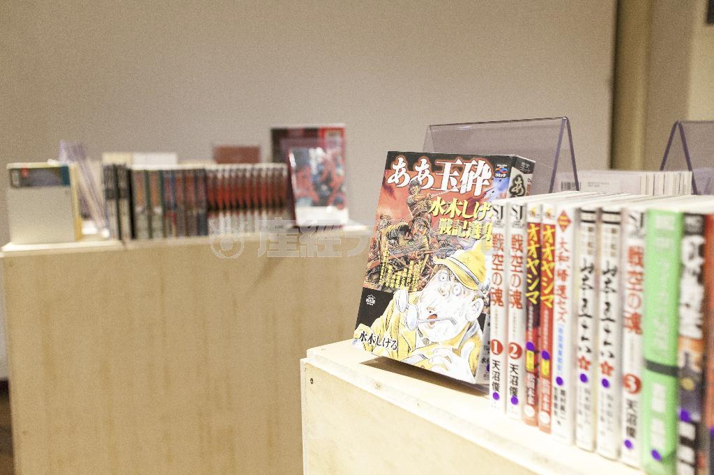 展示で紹介している２４作品はもちろん、１００タイトル以上の「戦争マンガ」を集めた読書室も用意した＝２０１５年６月８日（松見拓也さん撮影、提供写真）