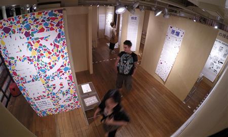 会場は、各コーナーの象限図をそのまま立体にし、それぞれ小さな４つの部屋を持った６つの“家”からなる。バラックをイメージしたベニヤ板の仮壁が複雑に立つ会場は、迷路のよう＝２０１５年６月８日（松見拓也さん撮影、提供写真）