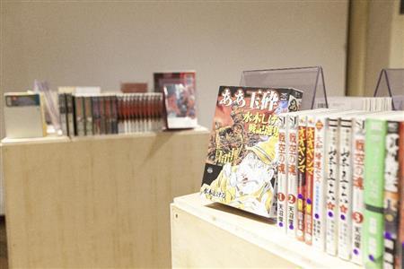 展示で紹介している２４作品はもちろん、１００タイトル以上の「戦争マンガ」を集めた読書室も用意した＝２０１５年６月８日（松見拓也さん撮影、提供写真）