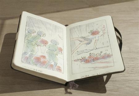 お菓子の国における少女兵士同士の戦争を描いた今日マチ子「いちご戦争」は、４冊の原画手帳を展示。本作は、おざわ同様、本年度の漫画家協会賞大賞を受賞。沖縄戦をテーマにした「ｃｏｃｏｏｎ」の原画も紹介。（松見拓也さん撮影、提供写真）