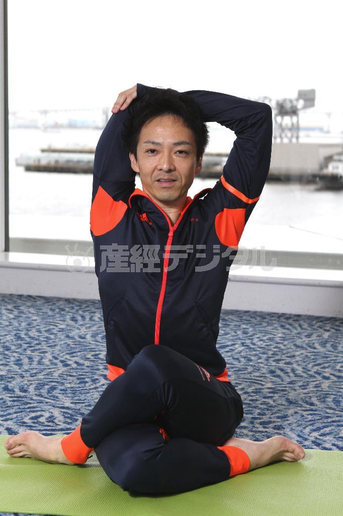 牛の顔のポーズ＝２０１５年６月１８日（田中幸美撮影）