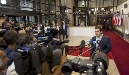 ユーロ圏首脳会議を終え、会見するギリシャのチプラス首相＝１３日、ブリュッセル（ＡＰ）