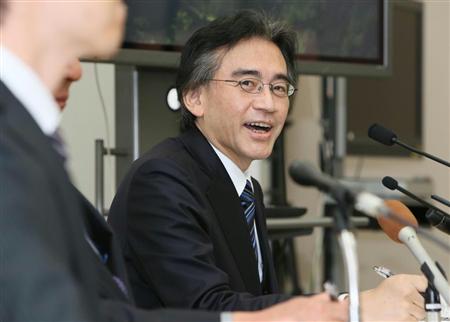 ５月７日の記者会見で４期ぶりの営業黒字を発表した任天堂の岩田社長＝大阪市中央区