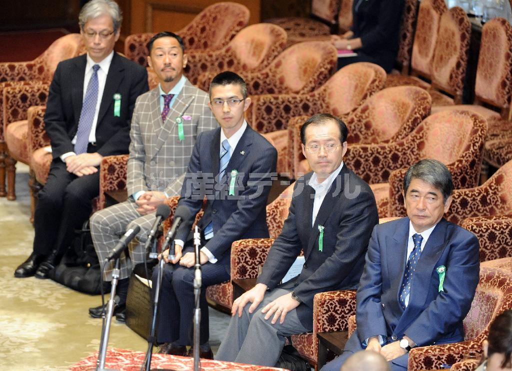 衆院平和安全法制特別委員会の公聴会に出席した（右から）岡本行夫（ゆきお）氏、東京慈恵会医科大学教授の小沢隆一（りゅういち）氏、首都大学東京法学系准教授の木村草太（そうた）氏、同志社大学法学部教授の村田晃嗣（こうじ）氏、法政大学法学部教授の山口二郎氏＝２０１５年７月１３日午前、国会・衆院第１委員室（斎藤良雄撮影）