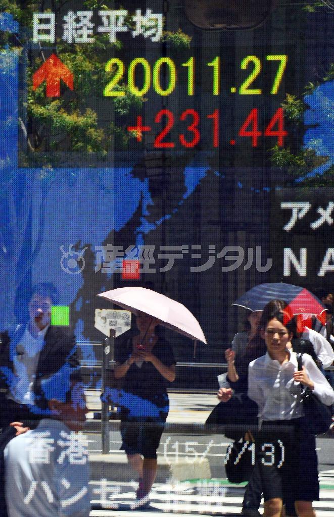 日経平均株価２万円台を示す株価ボード＝２０１５年７月１３日午後、東京・八重洲（大西正純撮影）