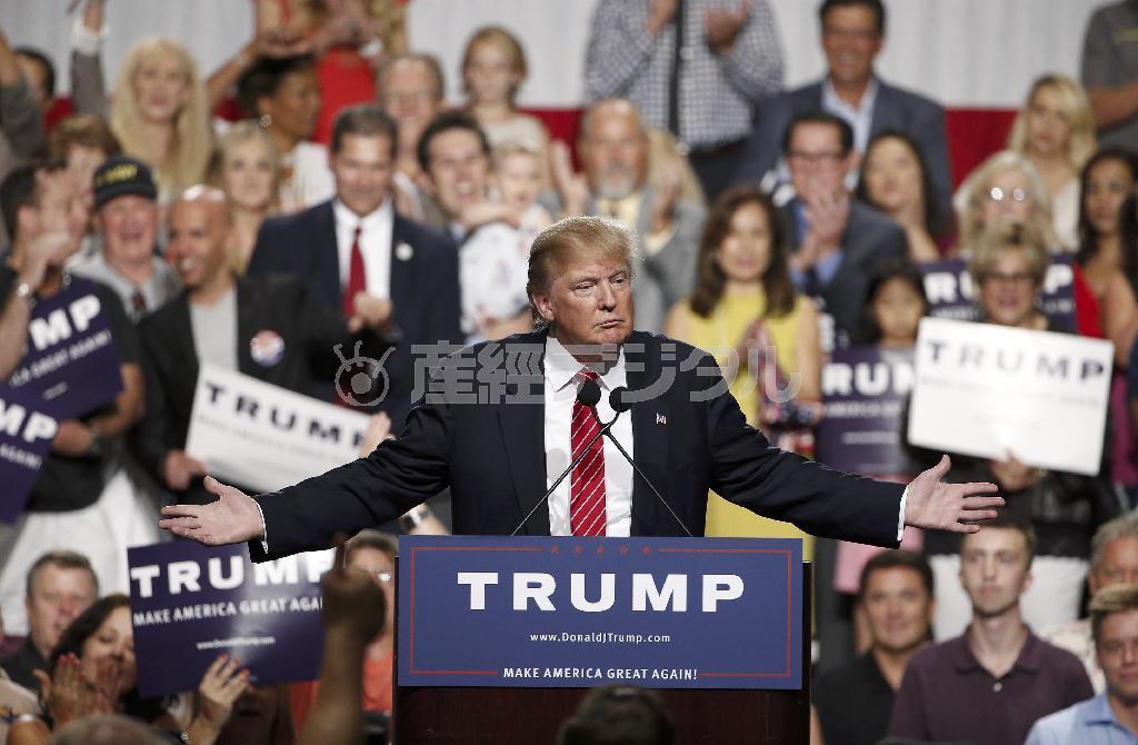 支持者に囲まれて得意げに演説するドナルド・トランプ氏＝２０１５年７月１１日、米アリゾナ州フェニックス（ＡＰ）