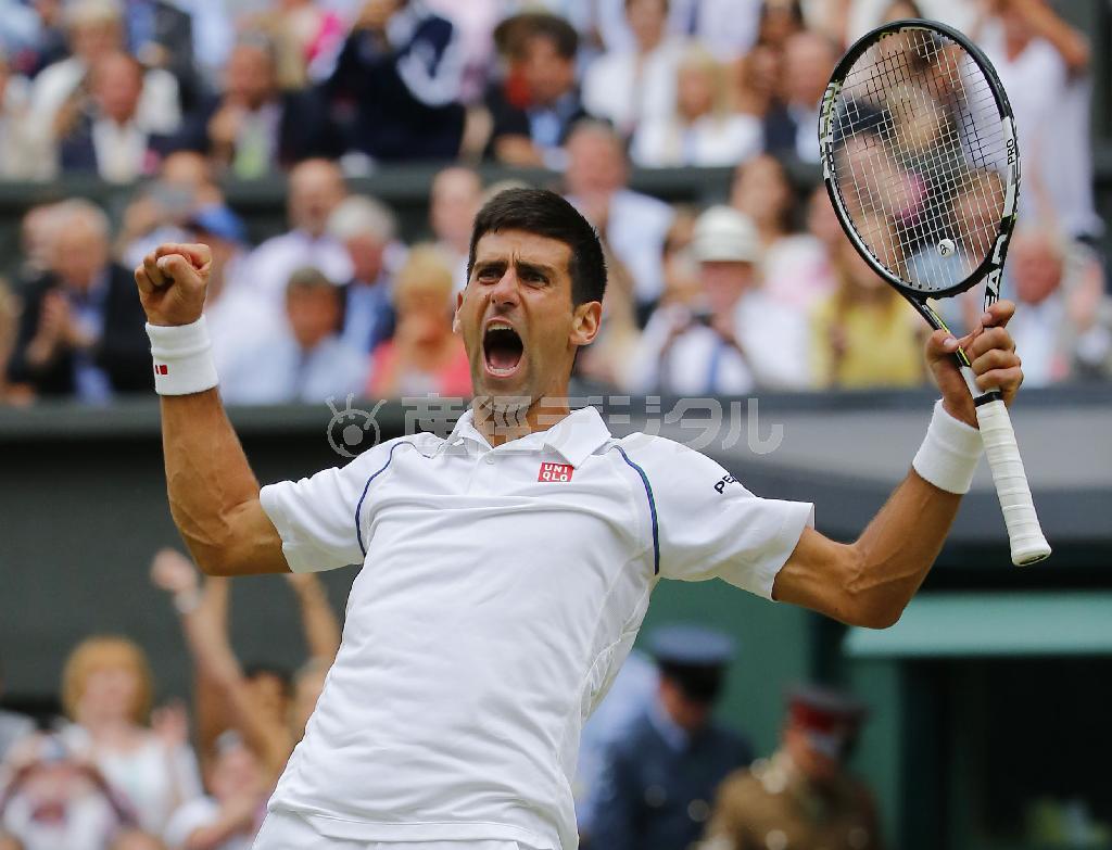 男子シングルスで優勝し、喜ぶノバク・ジョコビッチ＝２０１５年７月１２日、英国・ウィンブルドン（共同）