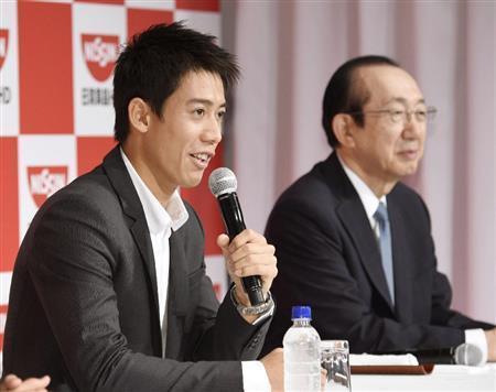日清食品との所属契約を更新し、記者会見する男子テニスの錦織圭（にしこり・けい、左）＝２０１５年７月１３日、東京都内のホテル（共同）