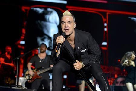 英ポップグループ「テイク・ザット」の元メンバーで歌手のロビー・ウィリアムズさん＝２０１５年７月１２日、モナコ・モンテカルロ（ロイター）