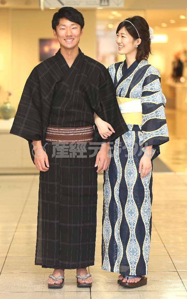 万華鏡をイメージした菊模様のゆかた（右、ｒｉｏ＿ｎｏ＿ｎｅ＿３万５０００円）は松屋オリジナルカラー。飾りひも（４９００円）をつけた黄色い帯で華やかに。コンプレックス＿ビズのカチューシャ（８０００円）とアマーロ＿イヤリング（９８００円）を合わせて。メンズ（左、２万９０００円）は黒地に変わり格子で粋に（帯は参考商品）＝２０１５年７月２日、東京都中央区銀座（福島範和撮影）