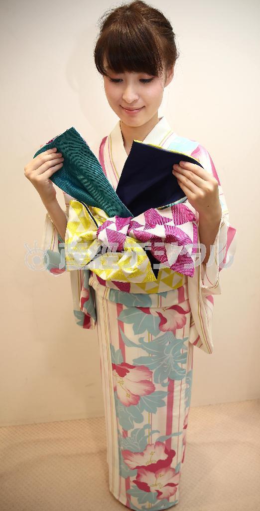 リボン返し（手順４）＿＿ちょう結びのたれ先を中から上に通し、引き上げる＝２０１５年７月２日、東京都中央区銀座（福島範和撮影）