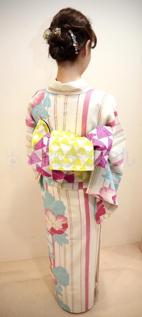 リボン返し（手順７）＿＿結びが後ろの正面に来たらできあがり＝２０１５年７月２日、東京都中央区銀座（福島範和撮影）