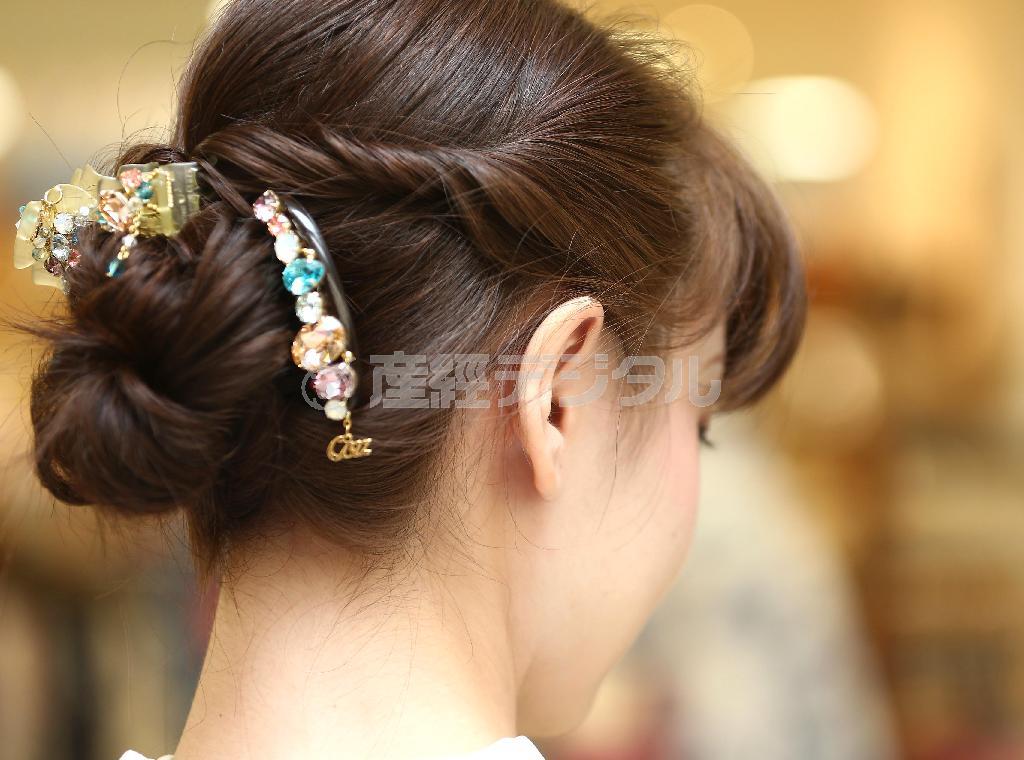 アップにした髪には涼しげで揺れるアクセサリーが似合う。パステルカラーのクリスタルをあしらったコンプレックス＿ビズのタルトコーム（右、１万４０００円）とデザートクリップ（中７０００円、左１万２０００円）＝２０１５年７月２日、東京都中央区銀座（福島範和撮影）