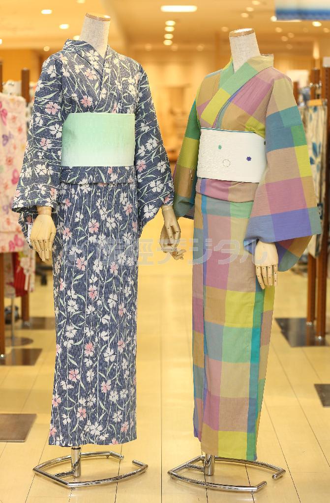 松屋銀座イチオシのパステル柄（右、ひでや、４万５０００円）はワンピース感覚で着られそう。半巾帯（２万円）はカラフルな雪輪模様で遊び心を。淡い色遣いの撫子模様模様（左、３万９０００円）は、グラデーションの半巾帯（２万２０００円）で涼しげに＝２０１５年７月２日、東京都中央区銀座（福島範和撮影）