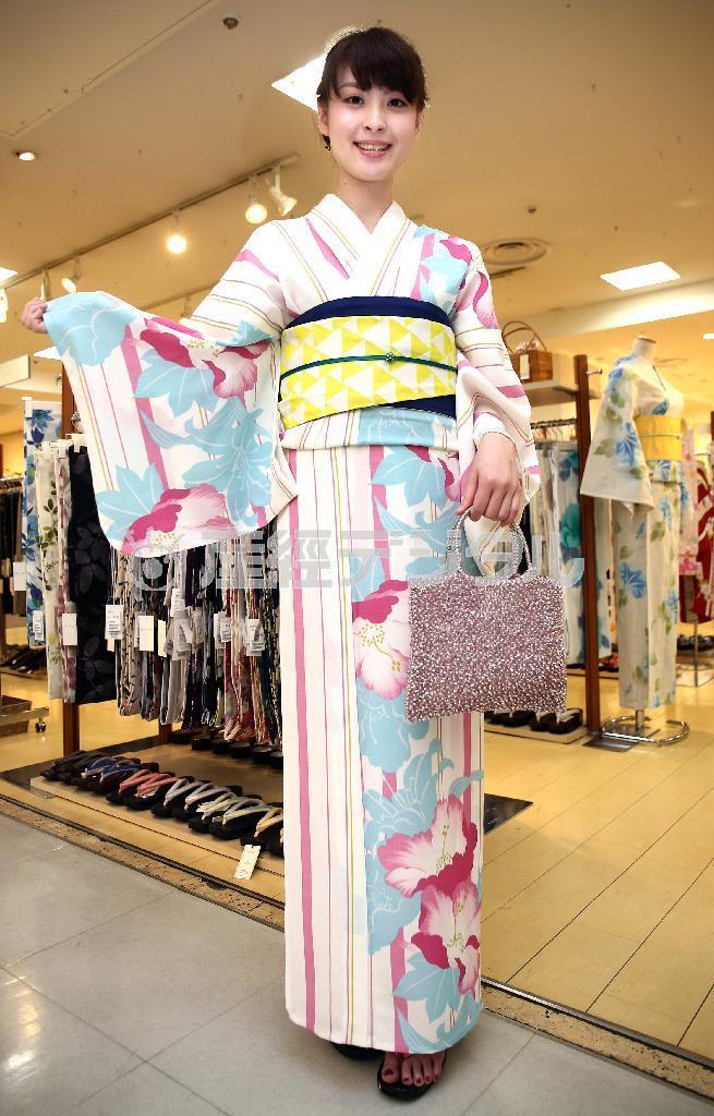 大胆な花柄に、鮮やかな色を組みあわせた松屋限定カラーのゆかた（４万円）。半巾帯（１万３０００円）はイエローのうろこ模様に、玉付き飾りひも（７５００円）がよく似合う。バッグはアンテプリマ／ワイヤーバッグＳＴＡＮＤＡＲＤ（３万２０００円）で涼しげに＝２０１５年７月２日、東京都中央区銀座（福島範和撮影）