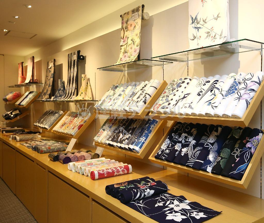 ゆかた上級者にはあつらえがおすすめ。既製品に少し上乗せした金額で、体にぴったり合い、シルエットを美しくみせてくれるゆかたを作ってくれる＝２０１５年７月２日、東京都中央区銀座（福島範和撮影）