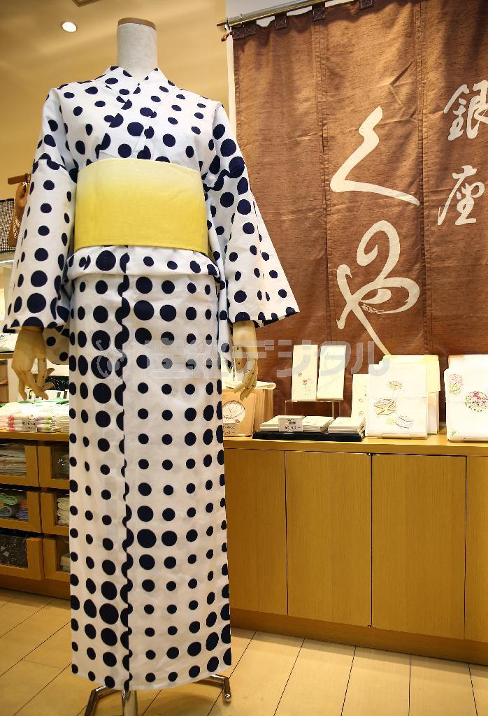 老舗「銀座くのや」の復刻版水玉柄（２万８０００円）は、淡いイエローの半巾帯（２万２０００円）ですっきり着こなす＝２０１５年７月２日、東京都中央区銀座（福島範和撮影）