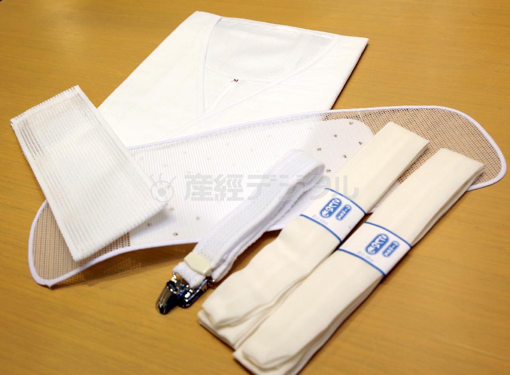 肌じゅばん、腰ひもなどのゆかた小物５点セット（６０００円）＝２０１５年７月２日、東京都中央区銀座（福島範和撮影）