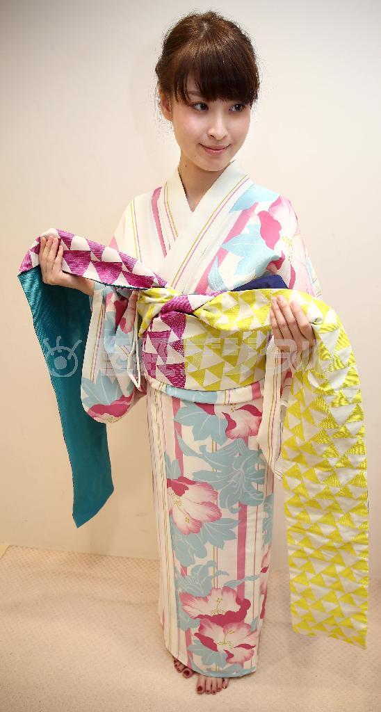 リボン返し（手順２）＿＿固結びする＝２０１５年７月２日、東京都中央区銀座（福島範和撮影）