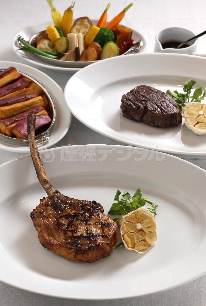 「日吉豚のチョップ」（手前）と「熊本牛のテンダーロイン」（右）。サイドディッシュ（左上）を組み合わせて主菜に＝２０１５年６月３０日、京都市東山区（志儀駒貴撮影）