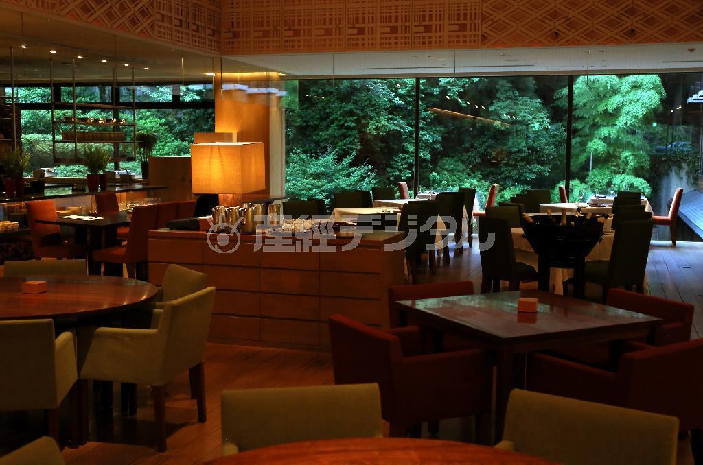 日本庭園がのぞめるシックで落ち着いた店内＝２０１５年６月３０日、京都市東山区（志儀駒貴撮影）