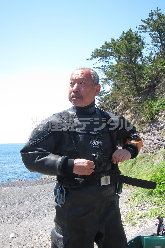 生き物の「すごさ」に魅せられ、海に潜り続けてきた吉野雄輔さん。「目でみて楽しめる図鑑をめざした」という＝２０１５年５月７日（本人提供）