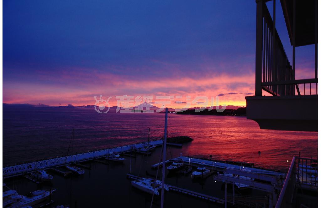 写真はとにかく色の良しあしで９割決まりますね。見た目以上に美しく撮りたいサンセット写真ですが、ぜひホワイトバランスを変えるだけでなく、アートフィルターや赤をより赤くする、青をより青くするなど、どの色を足す、または引くということがカメラ内で設定できるので、ぜひ挑戦してみてください＝２０１５年６月９日、神奈川県逗子市（須藤夕子さん撮影）