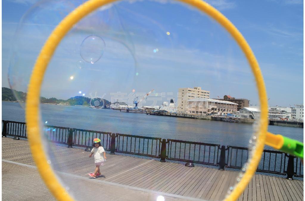 【ＮＧ】シャボン玉を吹く穴からのぞいた世界を撮りました。ただでさえ、分かりにくい絵で「なんだろう？」と思わせてしまい、水平が取れていないと安定感がなく、見る人が疲れる写真になってしまいます＝神奈川県横須賀市のヴェルニー公園（須藤夕子さん提供）