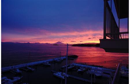 写真はとにかく色の良しあしで９割決まりますね。見た目以上に美しく撮りたいサンセット写真ですが、ぜひホワイトバランスを変えるだけでなく、アートフィルターや赤をより赤くする、青をより青くするなど、どの色を足す、または引くということがカメラ内で設定できるので、ぜひ挑戦してみてください＝２０１５年６月９日、神奈川県逗子市（須藤夕子さん撮影）