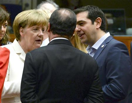 １２日、ユーロ圏首脳会議でドイツのメルケル首相（左）やフランスのオランド大統領（中央）と話すギリシャのチプラス首相＝ブリュッセル（ロイター）