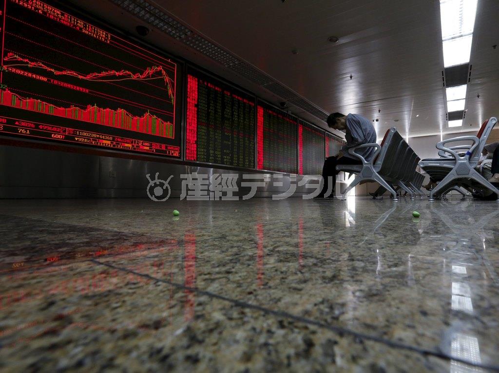 株価急落を示す電光掲示板の前で座り込む投資家＝２０１５年７月６日、中国・首都北京市（ロイター）