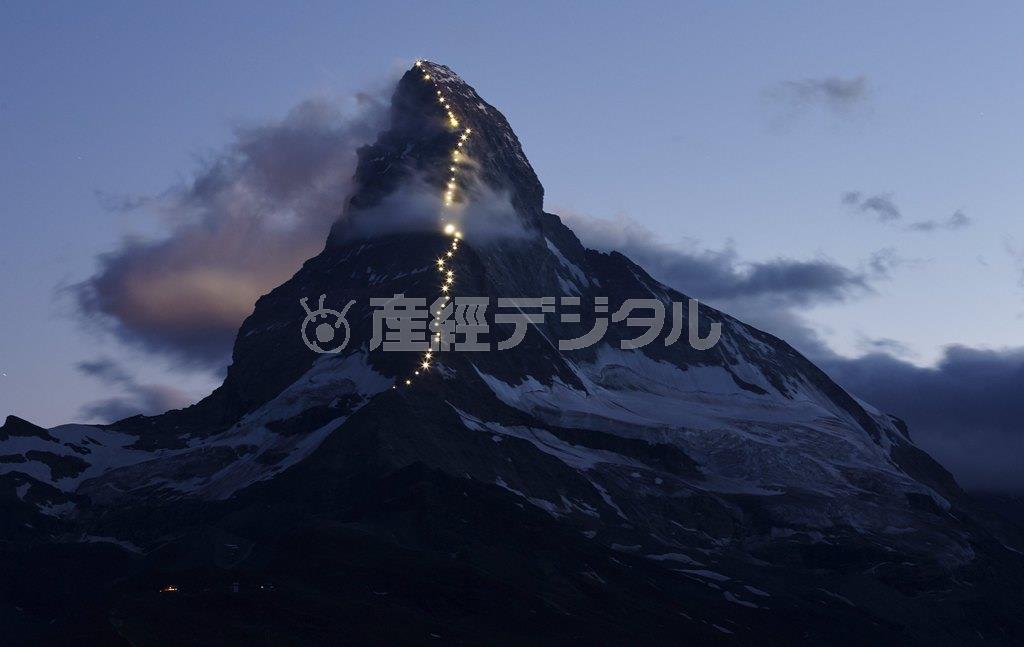 スイスとイタリアの国境にそびえるマッターホルン（４４７８メートル）＝２０１５年７月１３日、スイス、ヴァレー州ツェルマット（ロイター）