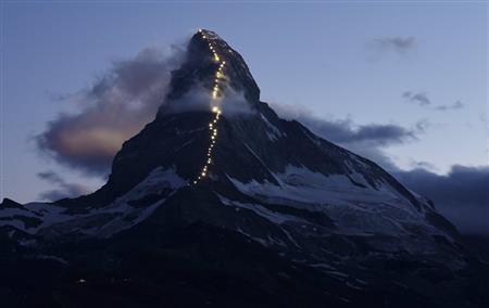 スイスとイタリアの国境にそびえるマッターホルン（４４７８メートル）＝２０１５年７月１３日、スイス、ヴァレー州ツェルマット（ロイター）
