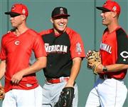 オールスター戦前日練習で、笑顔を見せるア・リーグのマイク・トラウト（エンゼルス、中央）＝２０１５年７月１３日、米オハイオ州シンシナティ（共同）