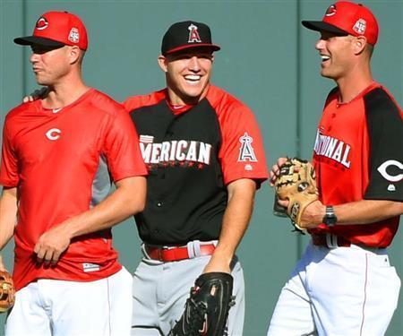 オールスター戦前日練習で、笑顔を見せるア・リーグのマイク・トラウト（エンゼルス、中央）＝２０１５年７月１３日、米オハイオ州シンシナティ（共同）