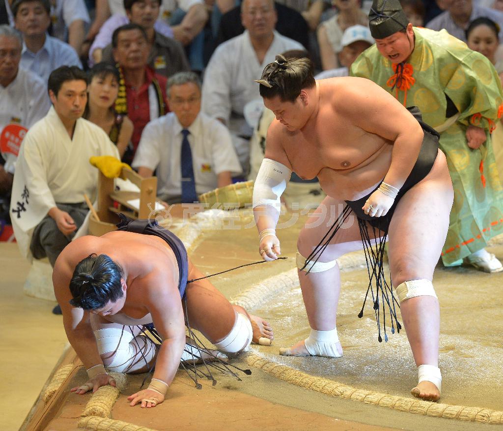 大関の照ノ富士は妙義龍（みょうぎりゅう）をきめ倒しで破り３連勝＝２０１５年７月１４日、愛知県名古屋市中区・愛知県体育館（榎本雅弘撮影）