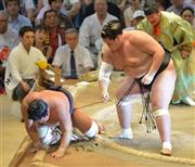 大関の照ノ富士は妙義龍（みょうぎりゅう）をきめ倒しで破り３連勝＝２０１５年７月１４日、愛知県名古屋市中区・愛知県体育館（榎本雅弘撮影）