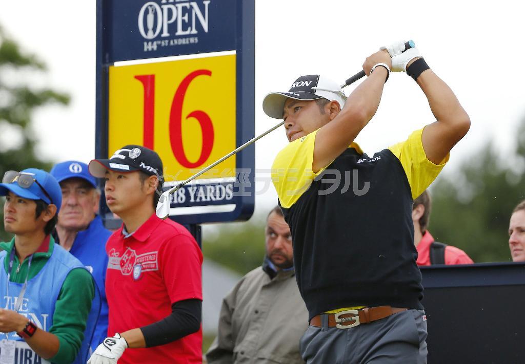 練習ラウンドで調整する松山英樹（右）。左から３人目は富村真治＝２０１５年７月１３日、英スコットランドのセントアンドルーズ・オールドコース（共同）