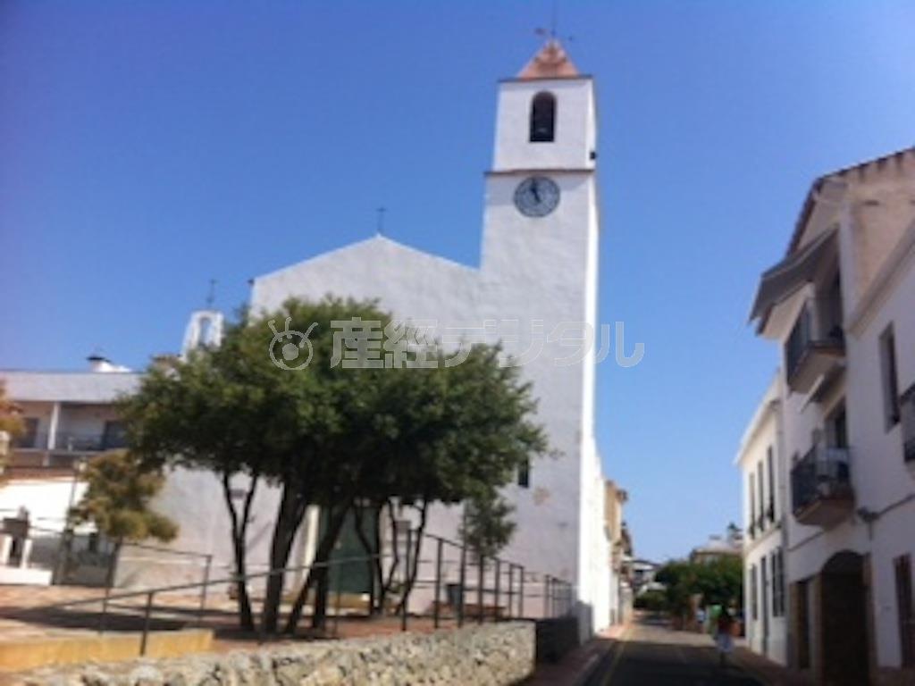 カレーリャ・デ・パラフリュージェル教会。抜けるような青空が広がっています！＝２０１５年７月８日、スペイン・カタルーニャ自治州（クレモンティーヌさん提供）